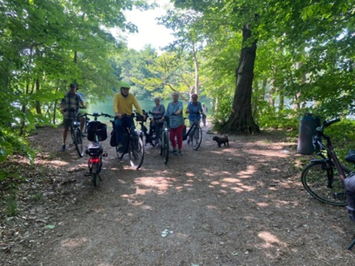 Radgruppe bei einer Rast am Waldsee