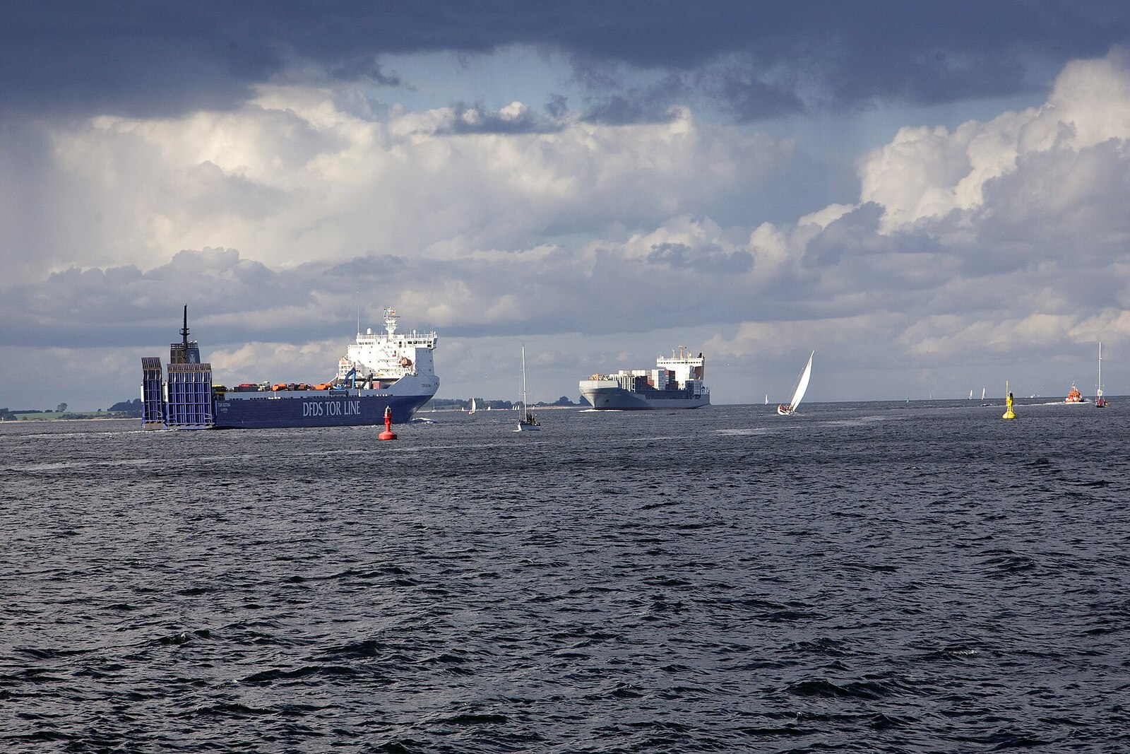 Kieler Förde mit Schiffen
