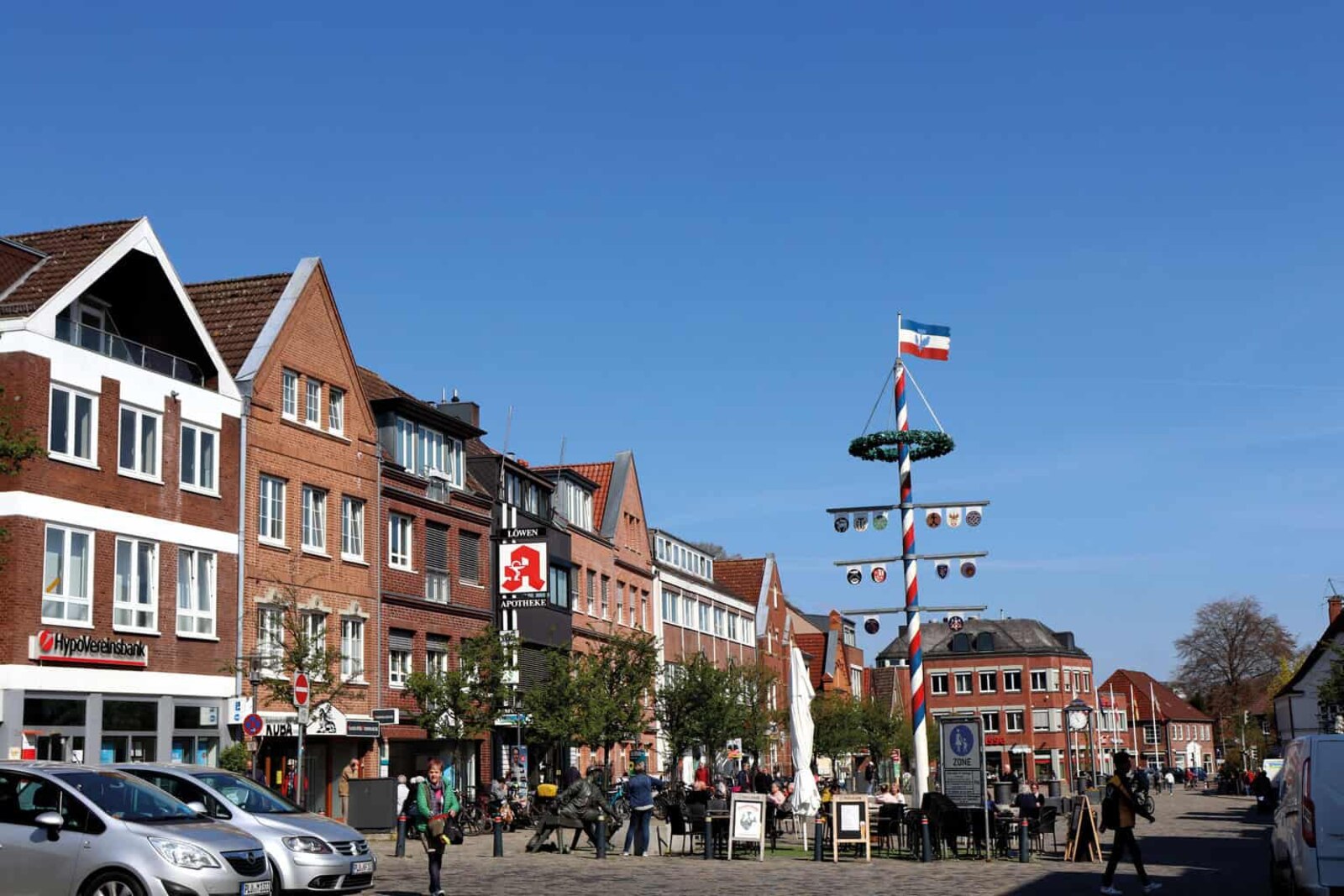 Marktplatz Preetz mit Maibaum